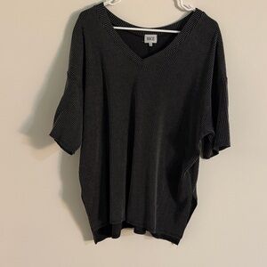 BKE Black and White V-Neck Knit Top